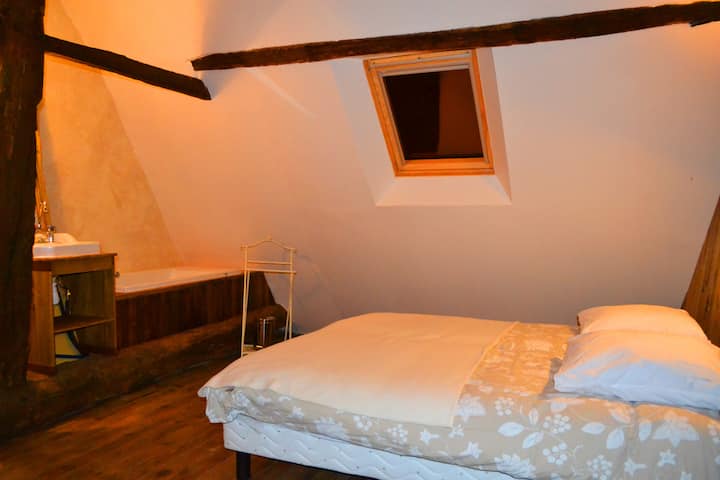 一楼卧室，带卫生间（2张单人床，紧挨着）