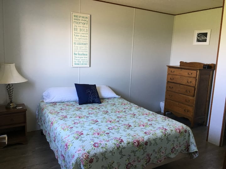 Største soveværelse med queensize-dobbeltseng.