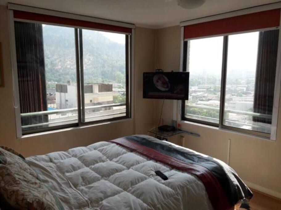 Dormitorio 1 con vista a Cerro San Cristóbal y cordillera