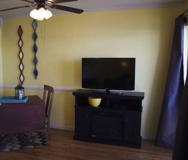 Eating area and TV/Fireplace