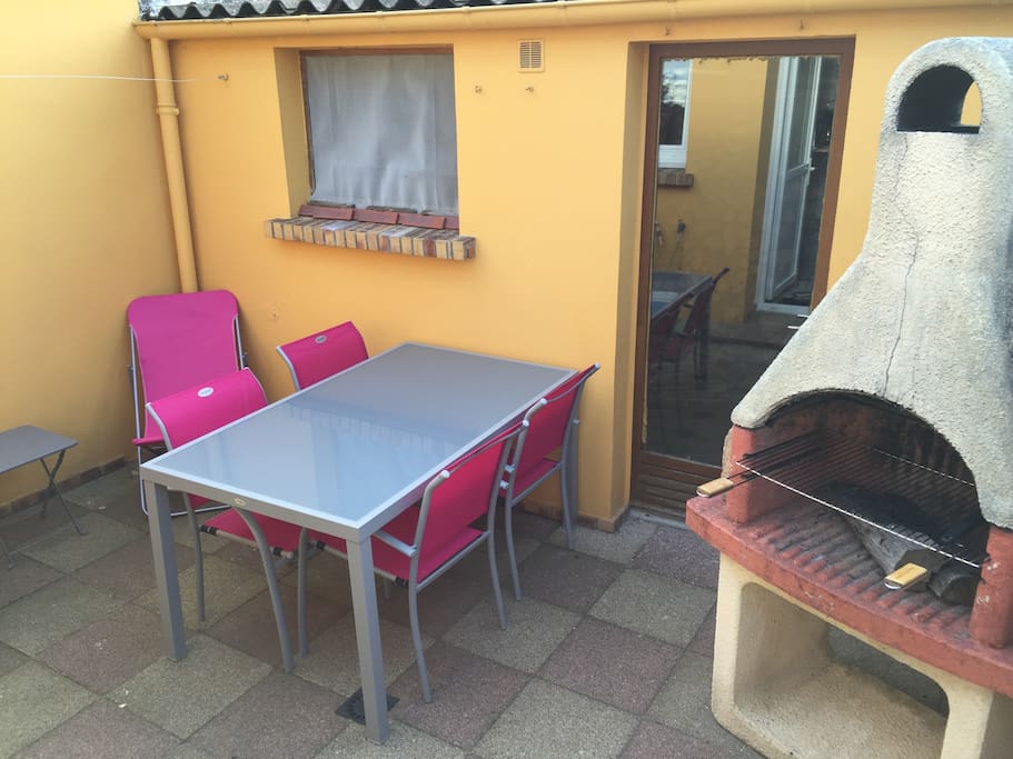 Salon de jardin avec barbecue