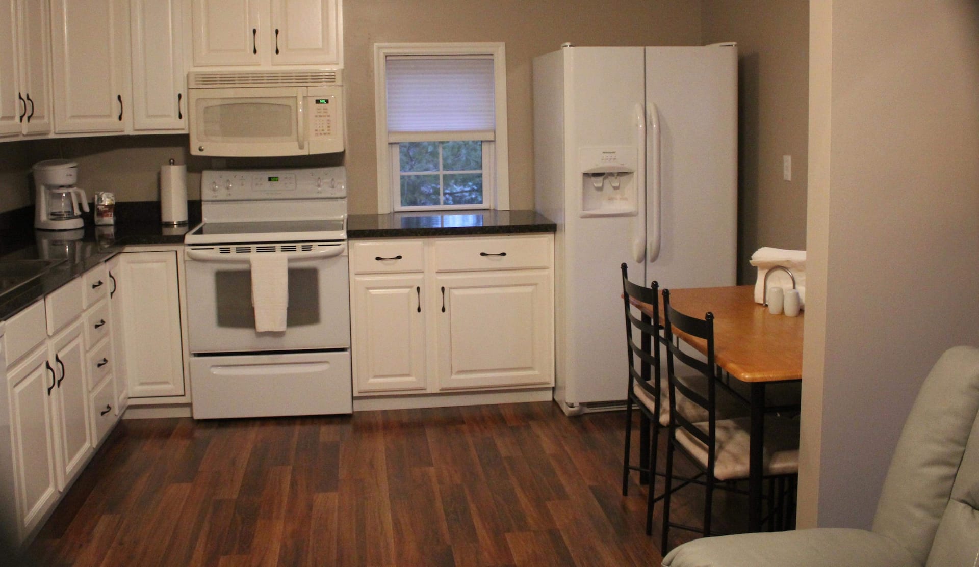 *Comfy Getaway 2nd floor Apartment