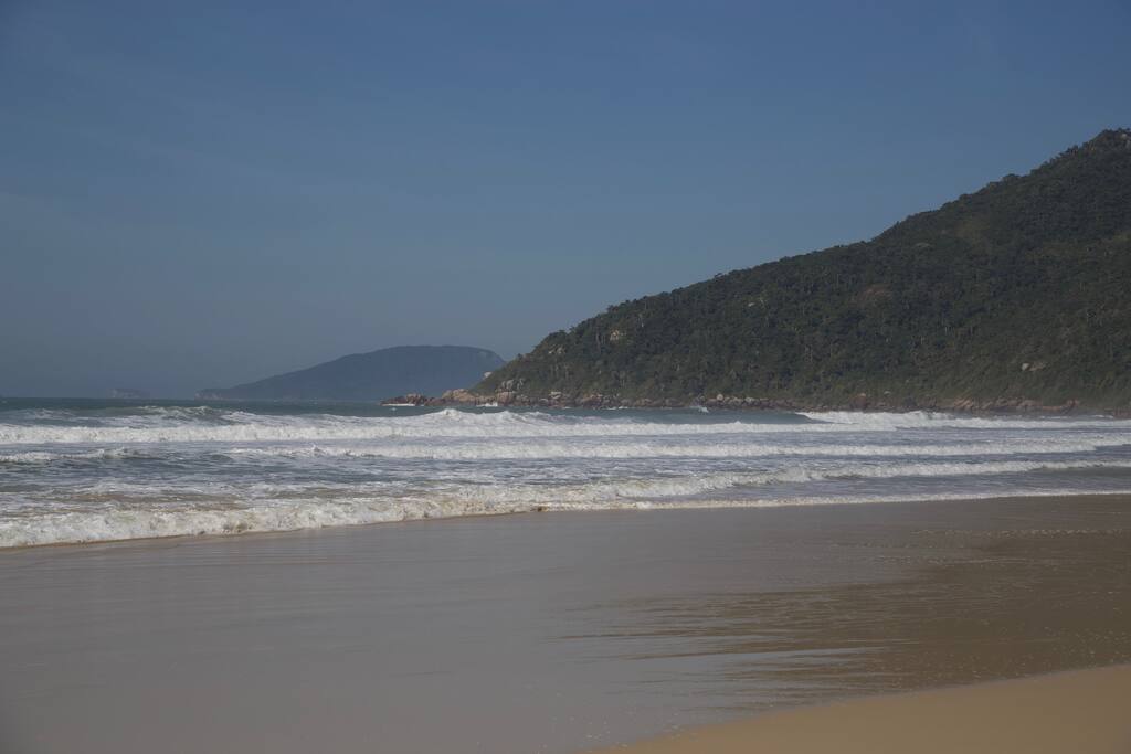 Um mar calmo e sossegado em alguns momentos