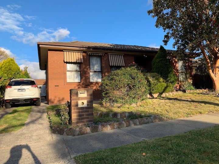 Cozy singlefamily villa in Bundoora, Northeast Melbourne. The room is