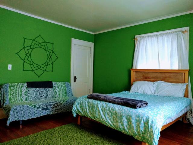 Light Box 1 Down Town KCMO Close to Everything