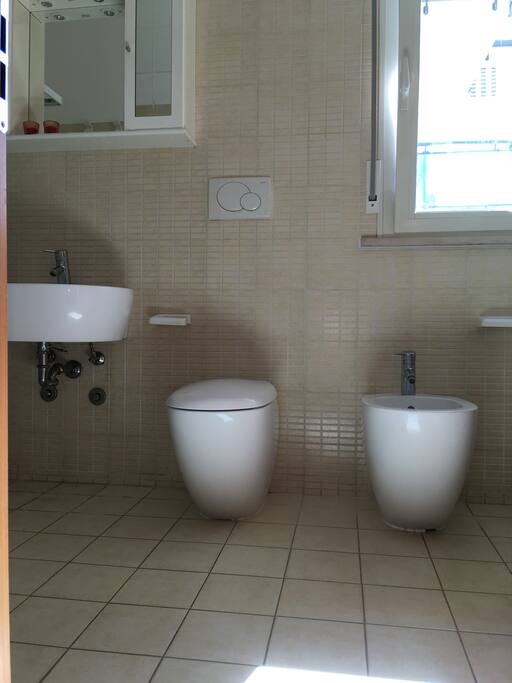 bagno con box doccia e lavatrice