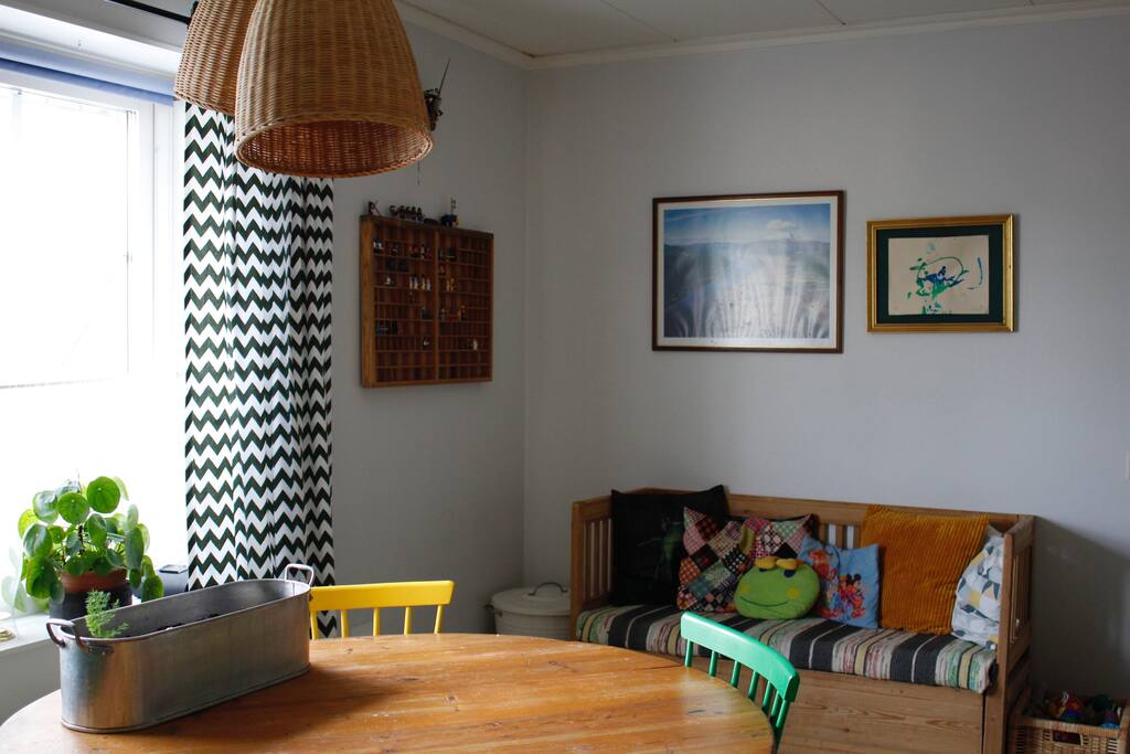 Runt träbord med fyra stolar. Finns fler stolar i huset vid behov.