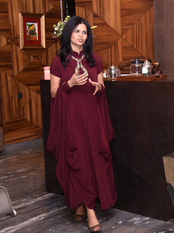 Show full-screen, host-provided image