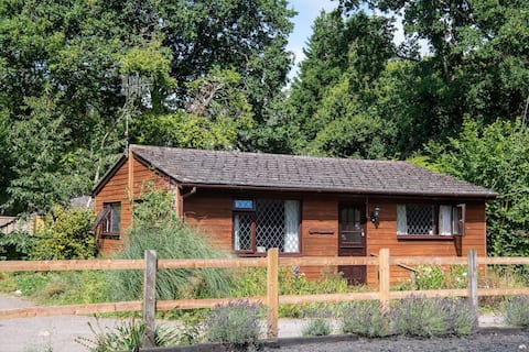 Warm, cosy, rural chalet ‘Little Coppice’