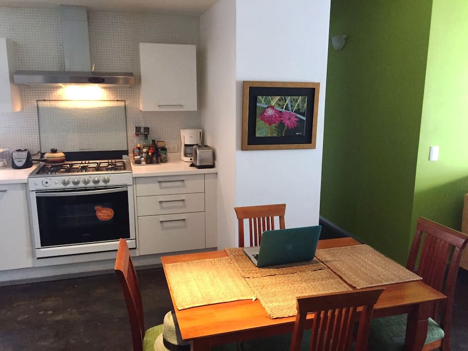 Dinning room can be used as a work area as well too .
El comedor tambien se puede utilizar como area de trabajo