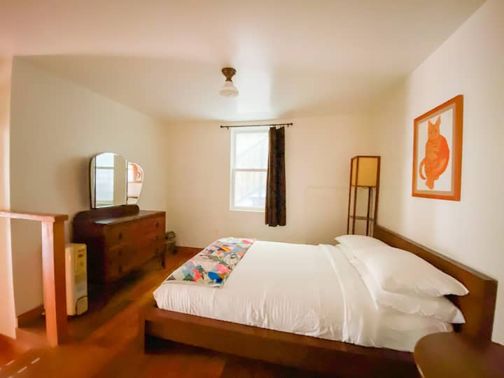 เฟอร์นิเจอร์คลาสสิกผสมผสานกับแฮ็คอิเกียที่ยอดเยี่ยมและงานศิลปะบนผนังสไตล์วินเทจที่ไม่เหมือนใคร