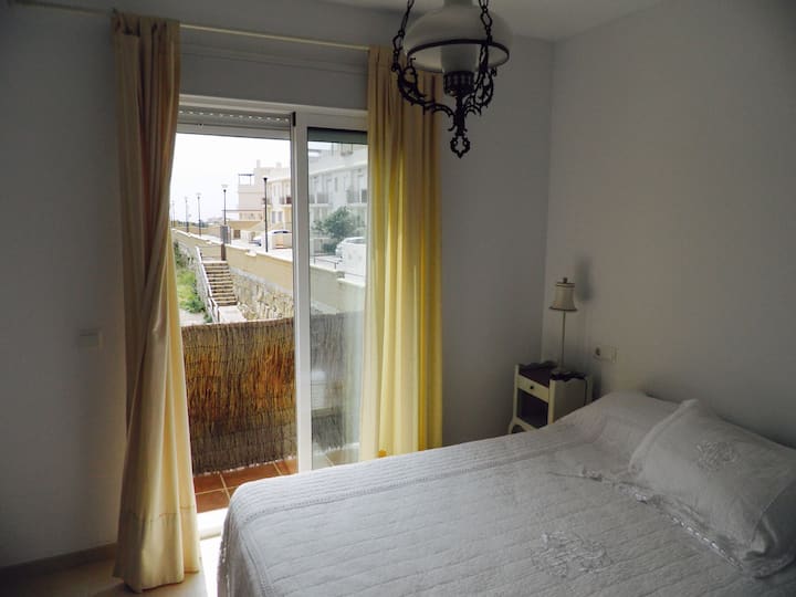 Მასტერ-საძინებელი საკუთარი სააბაზანოთი.