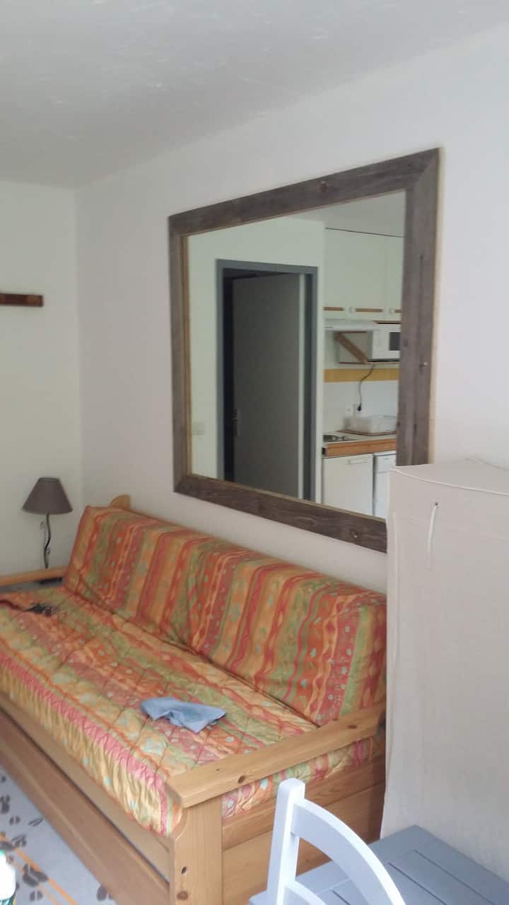 La sala de estar /comedor también sirve como una habitación de noche que incluye una cama doble grande y un sofá cama para 1 persona