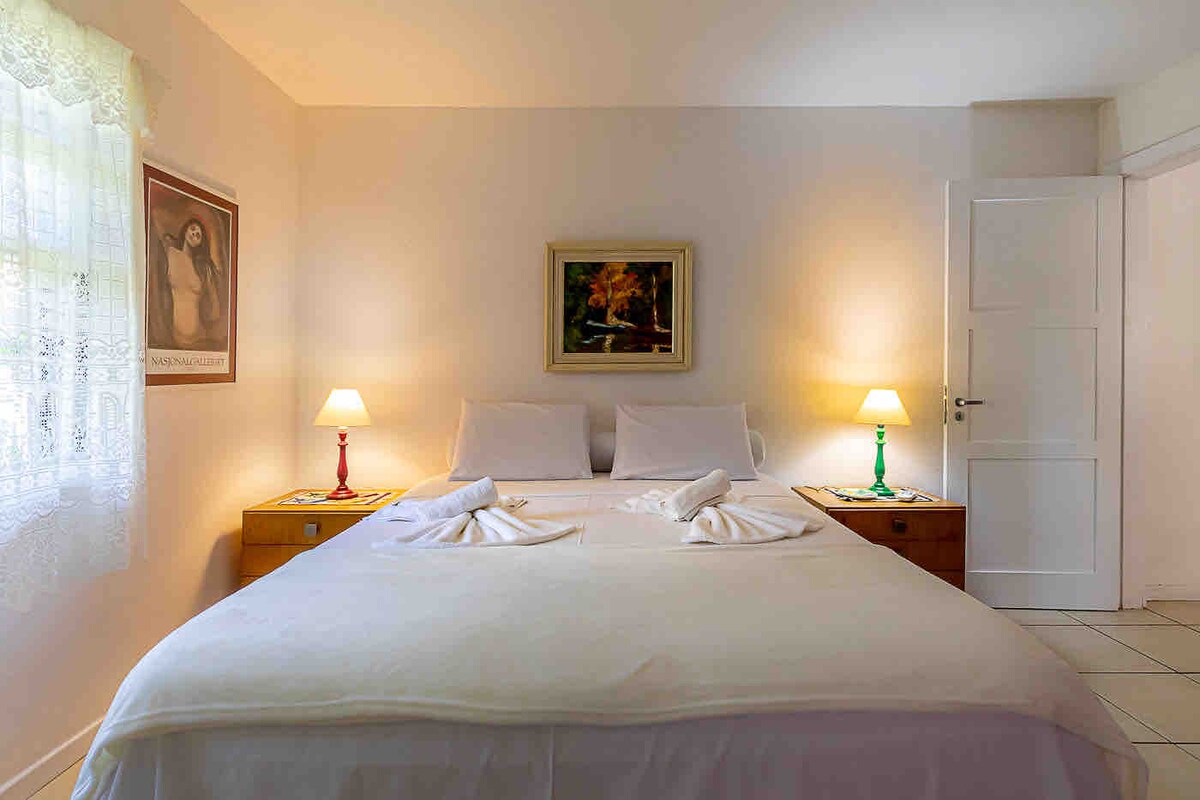 Apartmán 01 (spálňa 01) s manželskou posteľou, stropným ventilátorom a rozdelenou klimatizáciou. 