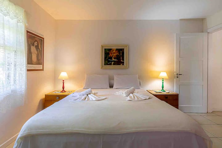 Suíte 01 (robo 01) na kitanda cha nyumba ya mashambani, feni ya teto na kiyoyozi kilichogawanyika. 