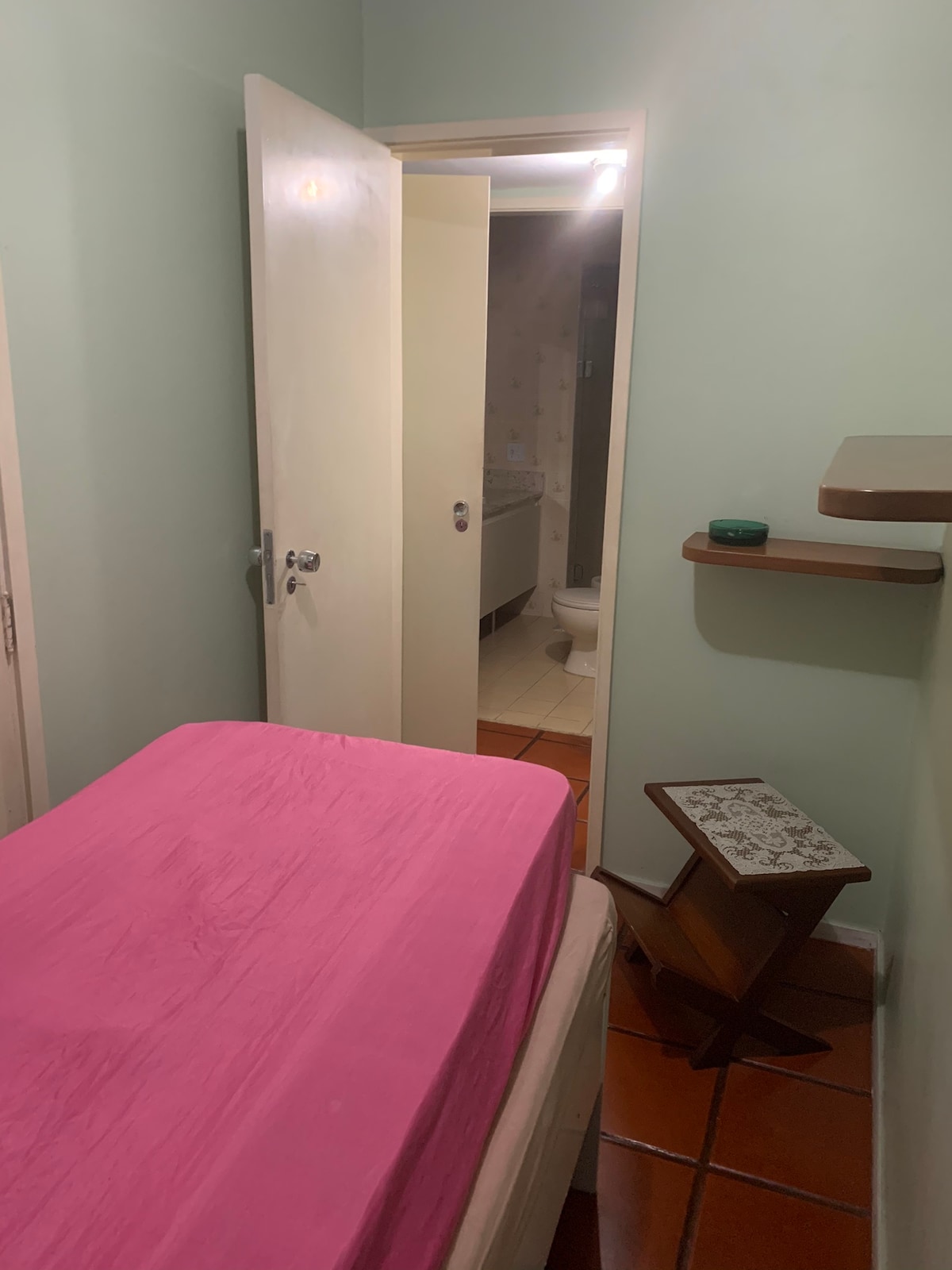 Ერთადგილიანი საწოლი დამატებითი ლეიბებით, ოთახი შექცევადი სააბაზანოთი და ჭერის ვენტილატორით 