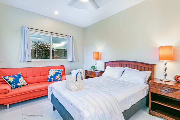 2号卧室配备标准双人床和可折叠沙发。