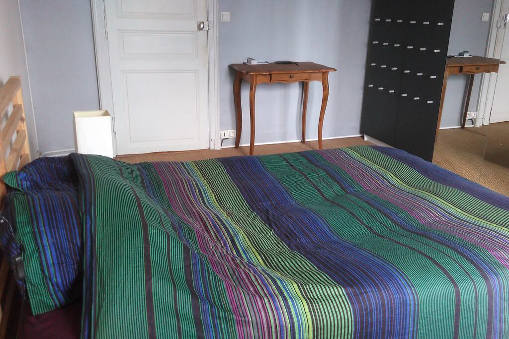 Chambre principale avec lit double.