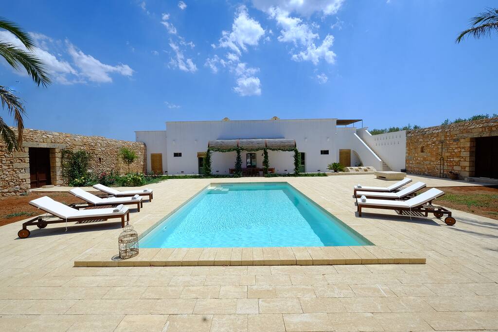 Vista interno masseria dalla piscina