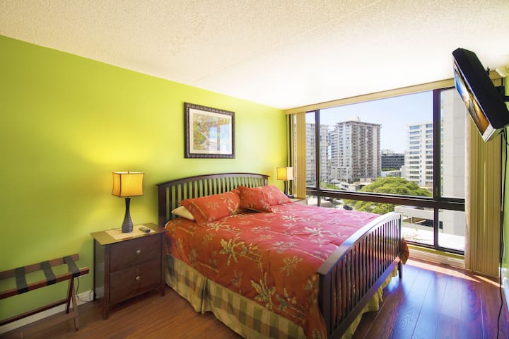 שינה נוחה בחדר השינה עם מיטת קינג סייז.