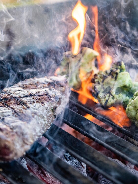 Show full-screen, host-provided image