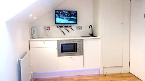 Top performing Airbnb: 'LE GALLERIA' SERENE STUDIO LEEDS SELF CONTAINED in Richmond Hill