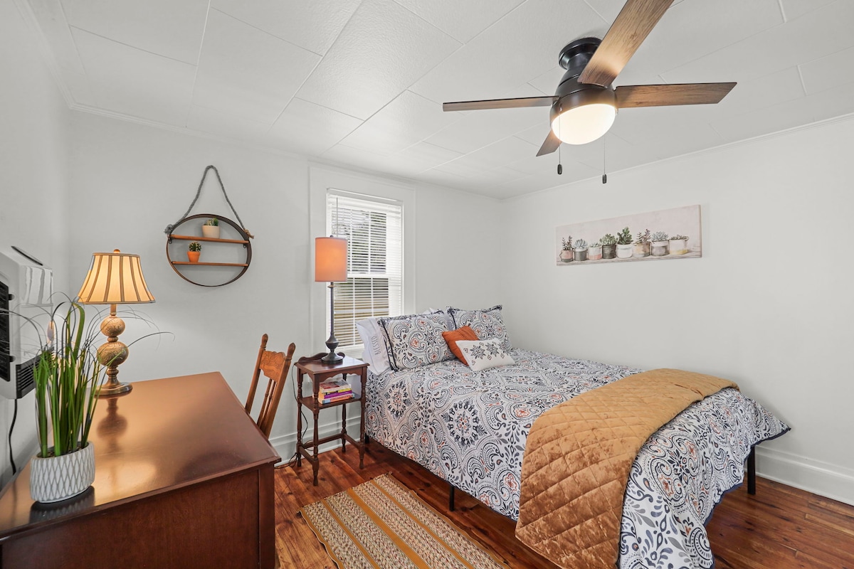 Tercer dormitorio tamaño queen con espacio de trabajo