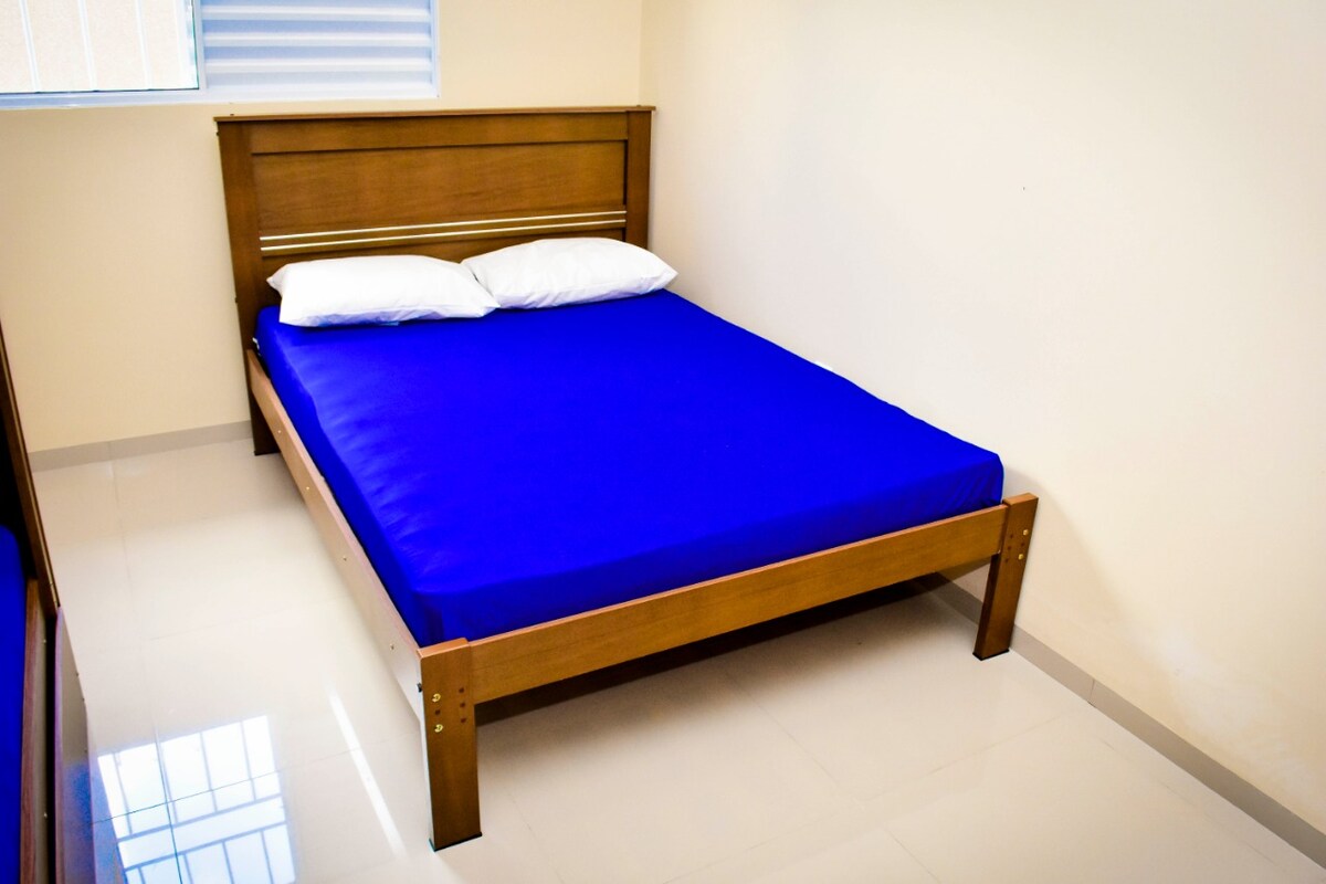 Соба 3 со брачен кревет, кревет на спрат со помошен кревет, нов поделен клима уред и порцелански под. Сите душеци и перници имаат водоотпорни заштитници. Покрај тоа, прозорците имаат заштитна ограда.