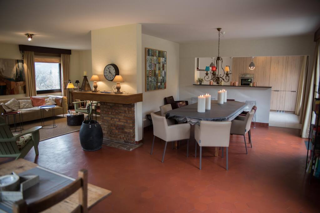 Salon traversant avec poele a bois et vue lac