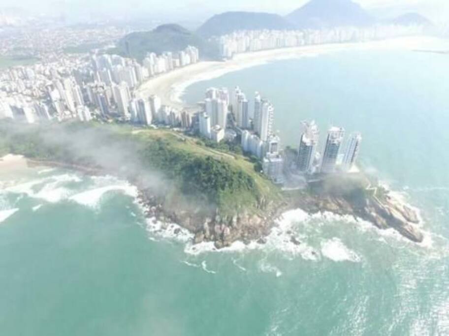 Vista aérea das praias das Astúrias e Pitangueiras