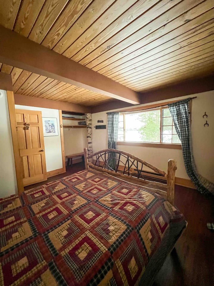 Spavaća soba u prizemlju s bračnim krevetom (širine 150 - 179 cm)