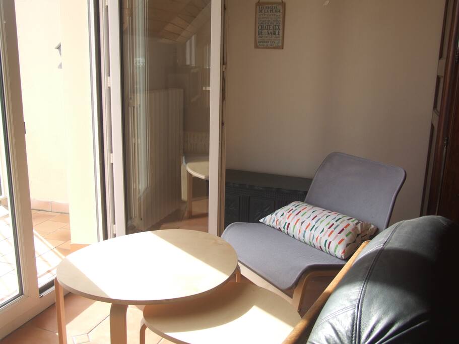 Petit salon sur balcon-terrrasse et mer