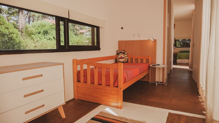 Spálňa s dvoma lôžkami v druhej konštrukcii ako penzión. Táto stavba má štyri samostatné postele.