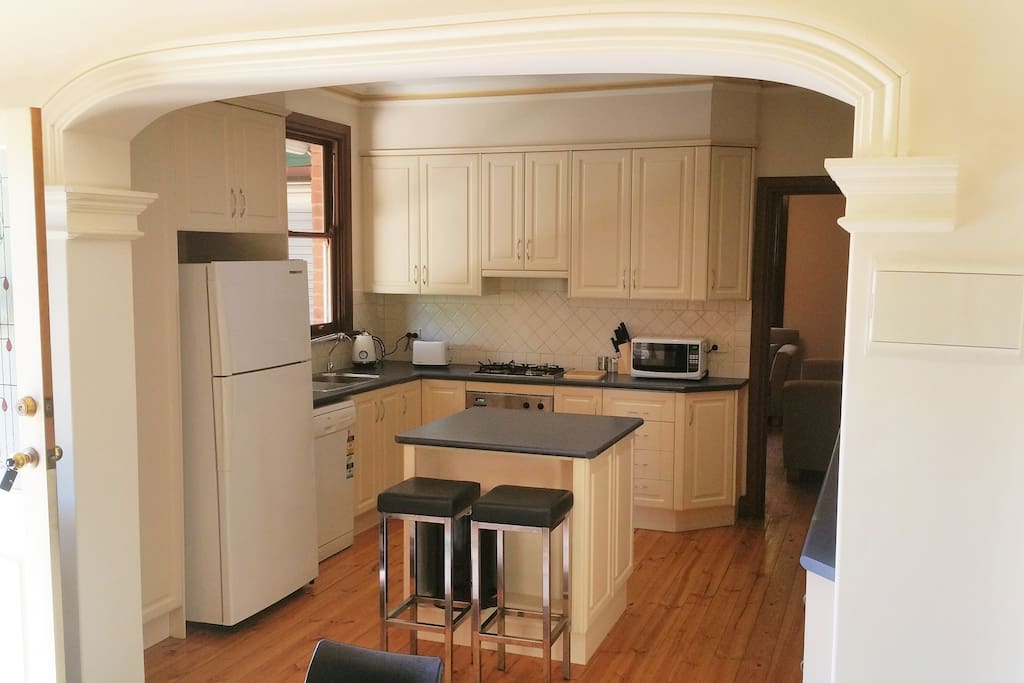 Great kitchen and dining area.