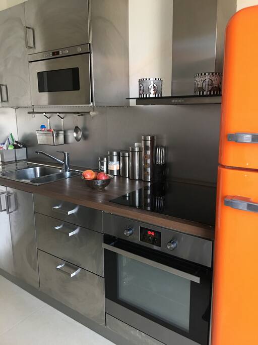 Cuisine moderne avec four, micro onde, frigo. Vous pourrez également utiliser les équipements tels que les robots, blender, plancha etc...