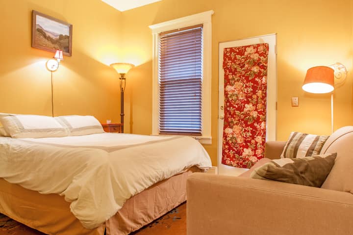 Втора спална соба има брачен кревет (широк 150-179 см), голем кауч и полубања.