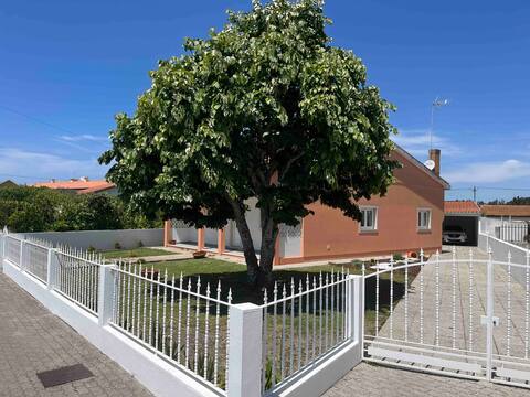 Casa alegre in the center of Vila da Tocha.