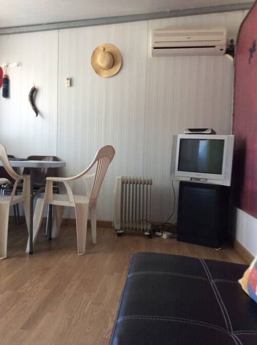 la piece a vivre , avec tv ( deco satellite chaines francaises et allemandes)
