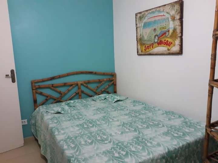 ห้องนอนที่ 3 - ชั้นล่าง: เตียงคู่และต้นไม้ 