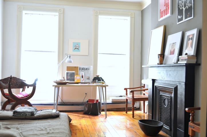 LARGE SUNNY ROOM 15 MIN to NYC !