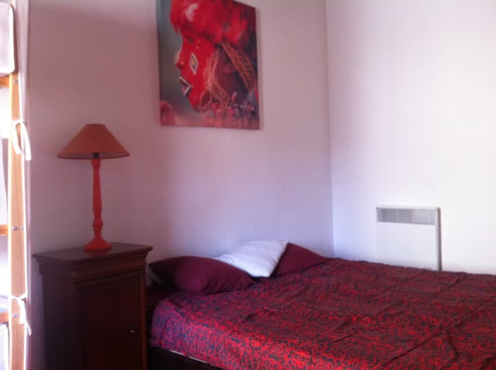 卧室配备1张双人床，可俯瞰教堂