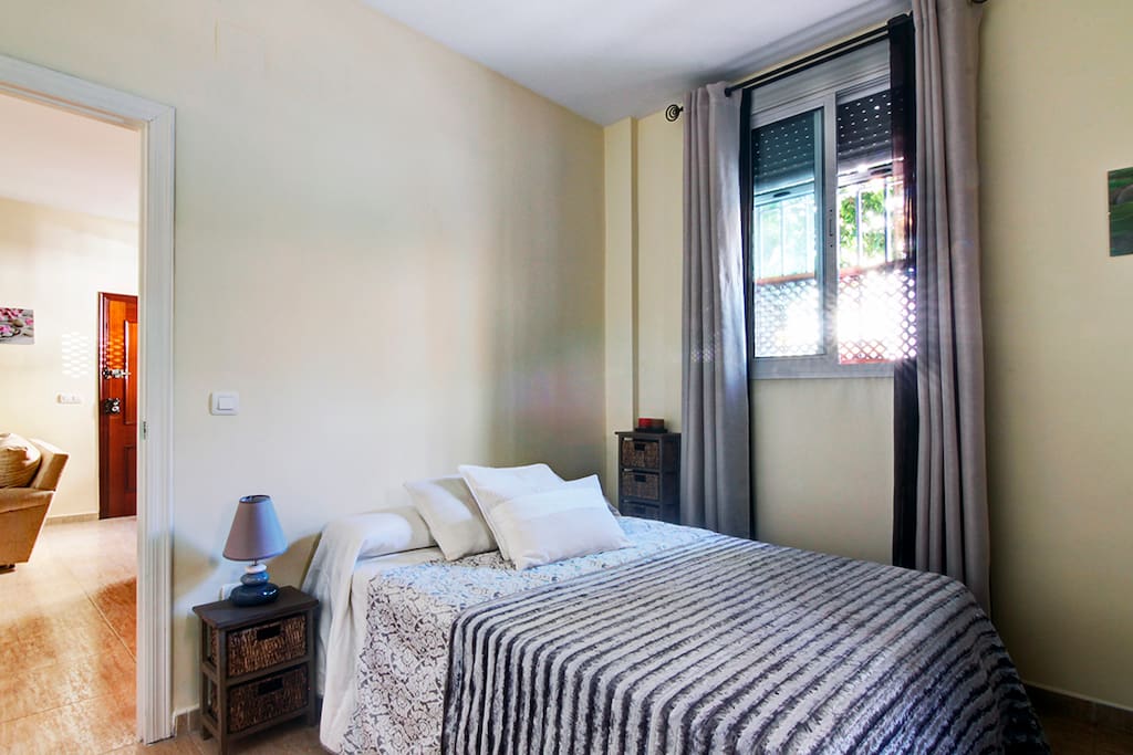 Luminoso dormitorio con cama doble.