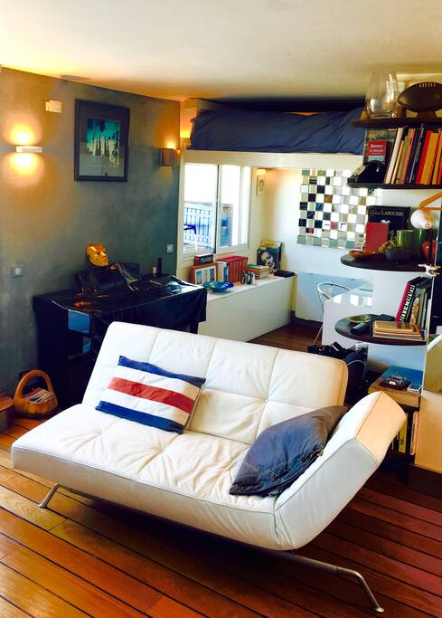 This is the studio, salon and desk with the Bep-Up above ! Boat-Teckwood floor.