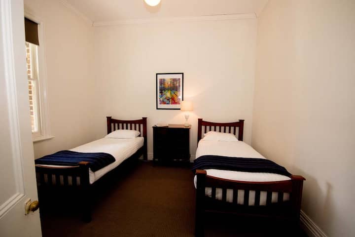 Spavaća soba 3 - 2 kreveta za jednu osobu.