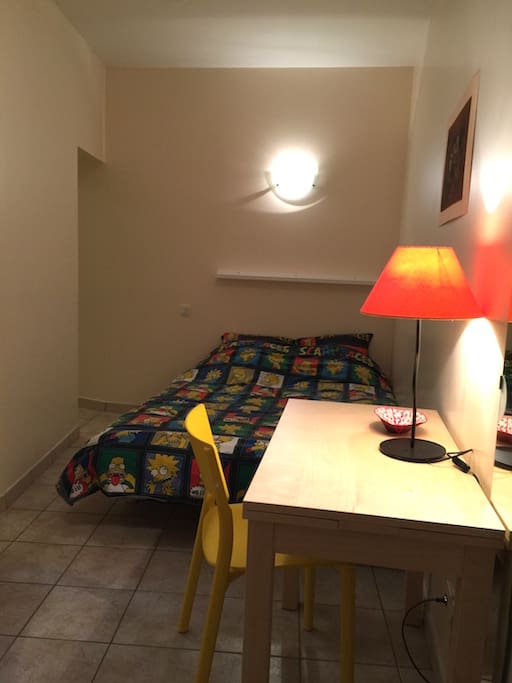 chambre avec lit 2 personnes et grande penderie