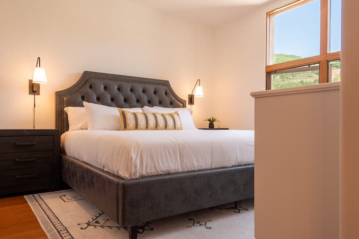 Спалня 1 с суперголямо двойно легло и зарядни устройства до леглото