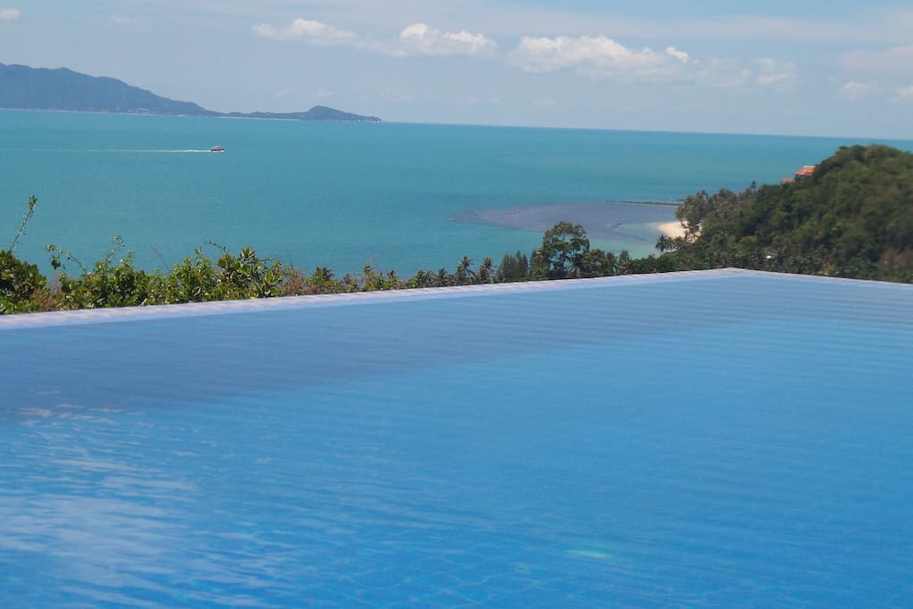 Blick vom 12 Meter Infinitypool auf Koh Phangan