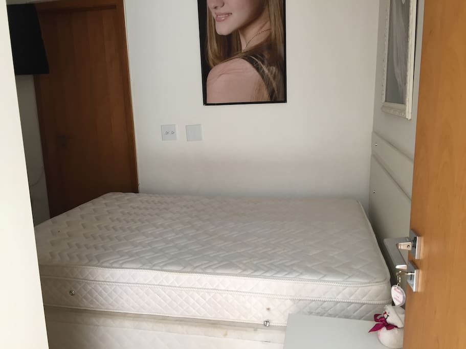 Quarto cama casal com TV ar condicionado