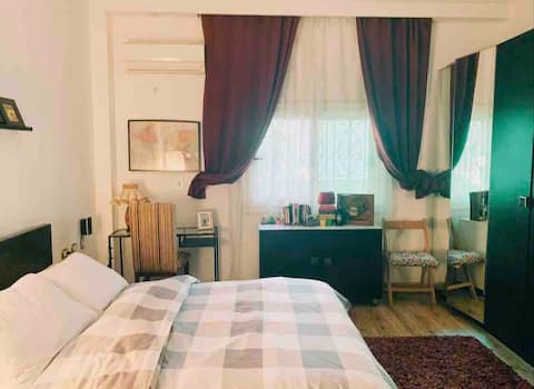 Sunny & Spacious room close to the Airport!