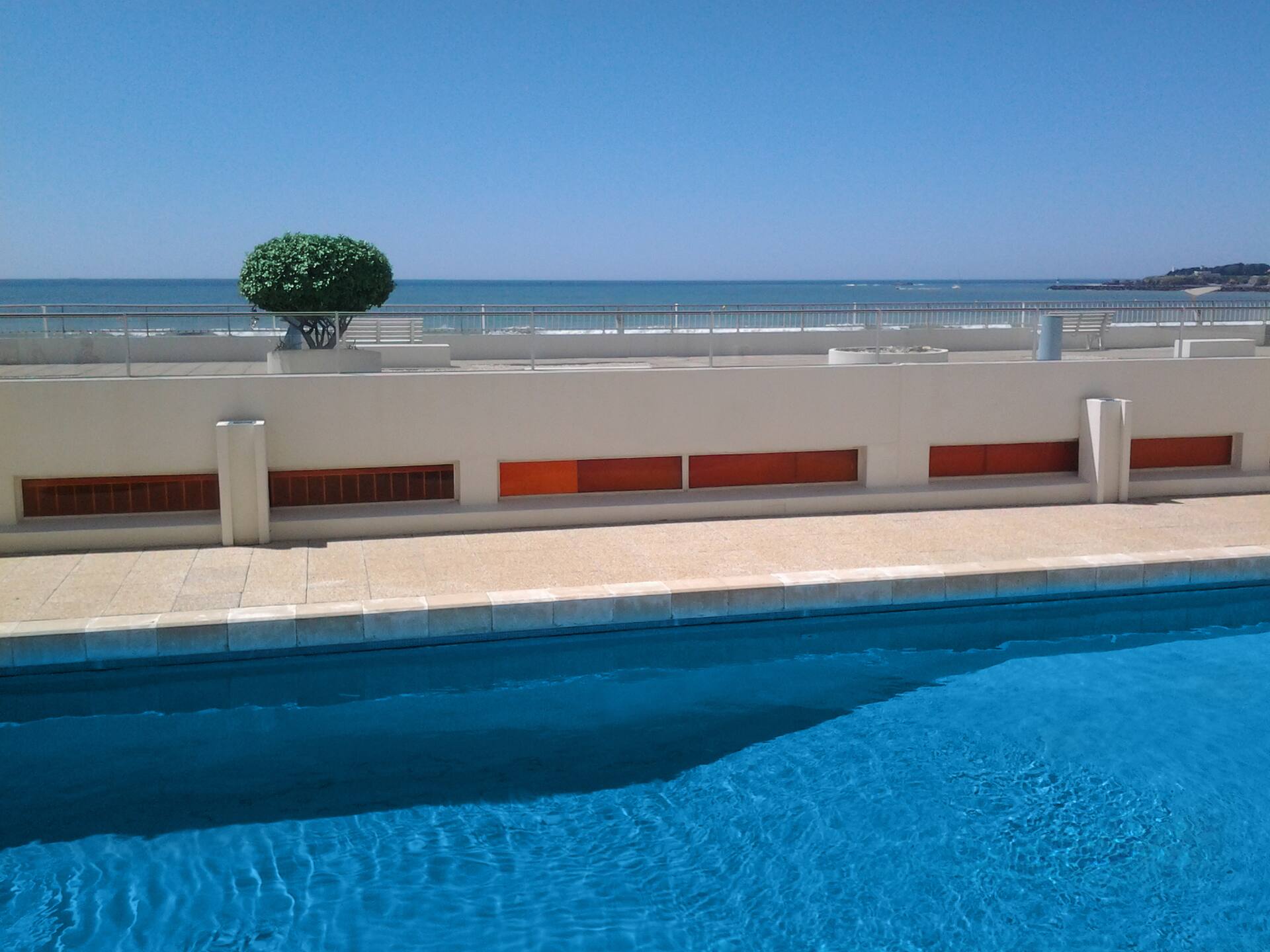 2-bedroom apartment (60 m²) with sea view and heated pool
